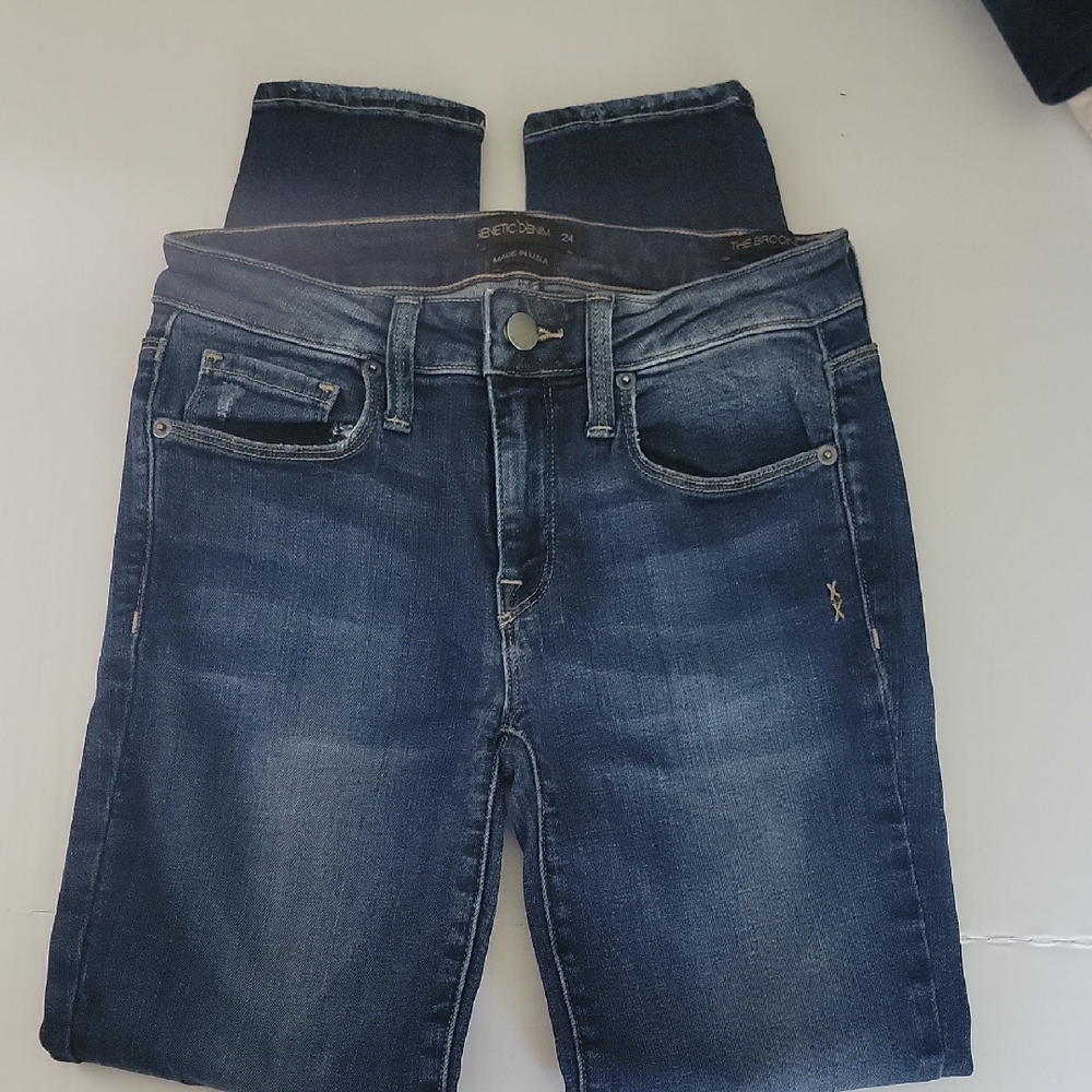 Genetic Denim The Brooke Blue Jeggings with Stretch and Faded Wash Size 24.